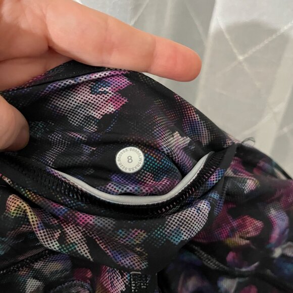 Black floral lululemon leggings size 8 - Picture 8 of 8